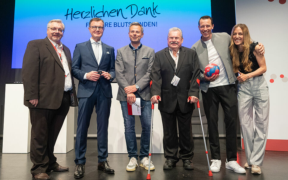 225 Blutspenden. Eine herausragende Leistung von Walter Kirschbaum 3.v.R. (KV Deggendorf)